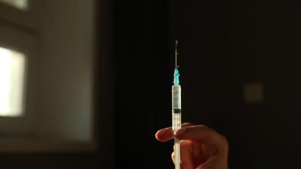 Spritze Mit Impfstoff Der Hand Auf Dunklem Hintergrund — Stockvideo