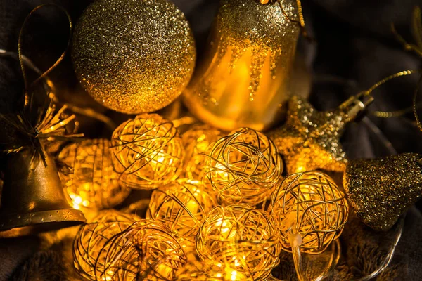 Guirnalda Dorada Juguetes Navidad Sobre Fondo Oscuro Decoraciones Navideñas Guirnalda —  Fotos de Stock