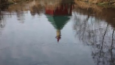 Sudaki eski ahşap kilisenin yansıması.