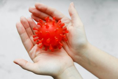 Coronavirus 'un sembolü ellerinde. Virüsü elinde tutan kadın. Covid 19