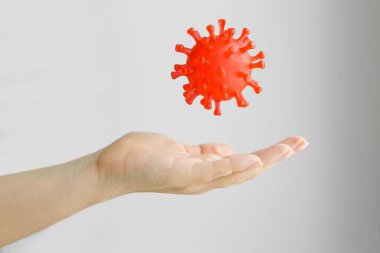 Coronavirus 'un sembolü ellerinde. Virüsü elinde tutan kadın. Covid 19