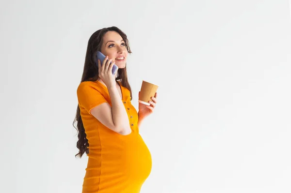 Schwangere Gelbem Kleid Telefoniert Junge Schwangere Frau Auf Weißem Hintergrund — Stockfoto