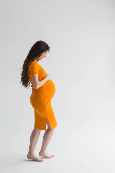 Mujer Embarazada Joven Vestido Amarillo Sobre Fondo Blanco Imágenes De Stock Sin Royalties Gratis