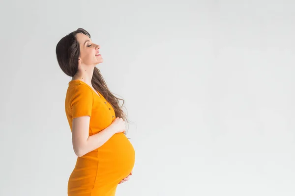 Mujer Embarazada Joven Vestido Amarillo Sobre Fondo Blanco Fotos De Stock Sin Royalties Gratis