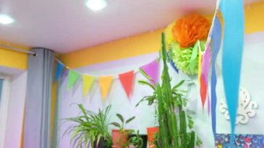 Odada kutlama yaparken renkli bayraklar