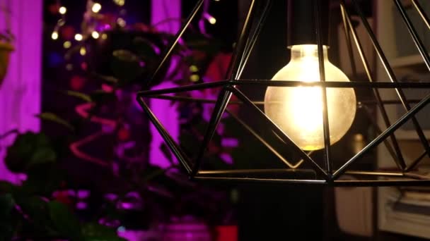 Lámpara Loft Negra Con Bombilla Amarilla Interior Habitación — Vídeos de Stock