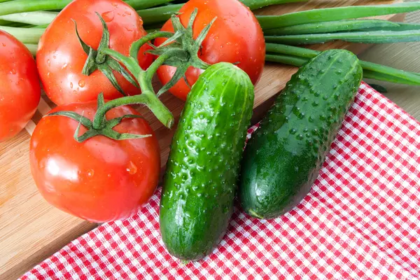 Świeże pomidory, ogórki i cebulę — Zdjęcie stockowe