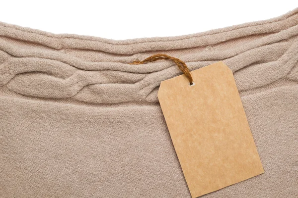 Das Etikett ist an einem Pullover angebracht — Stockfoto