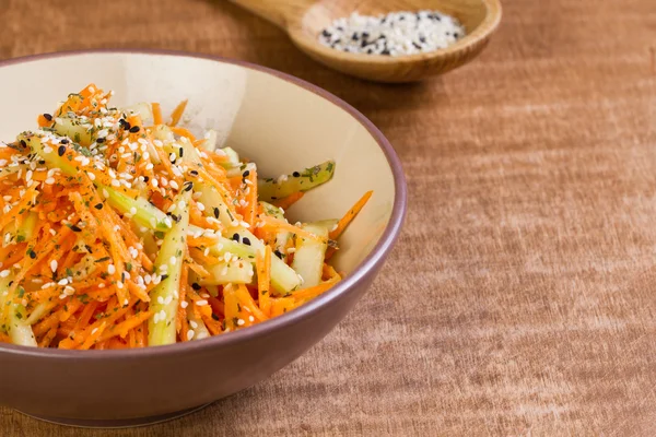 Салат с морковью и огурцом — стоковое фото