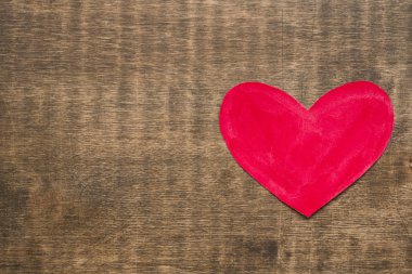 Kırmızı kağıt kalp
