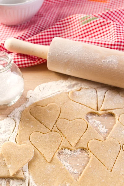 Baking heart shaped cookies — Stock Photo, Image