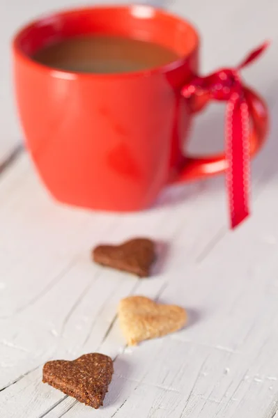 Печенье в форме сердца и чашка кофе — стоковое фото