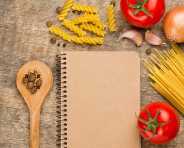 tahta kaşık, defter ve ingrediets
