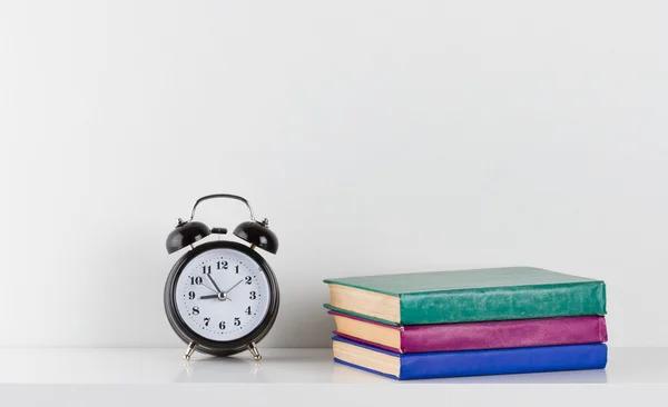 Libros y reloj en estante — Foto de Stock