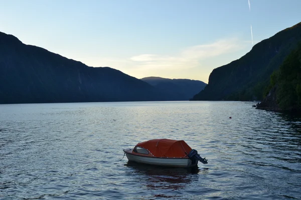 Лодка во фьорде — стоковое фото