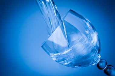 su sıçramasına bir mavi cam