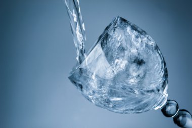 su sıçramasına bir mavi cam