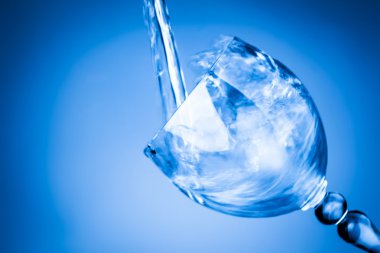 su sıçramasına bir mavi cam