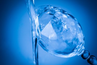 su sıçramasına bir mavi cam