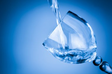 su sıçramasına bir mavi cam