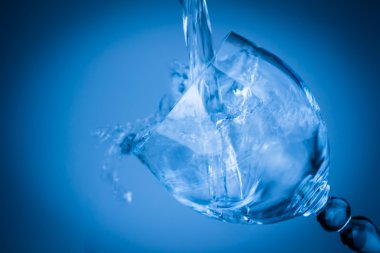 su sıçramasına bir mavi cam