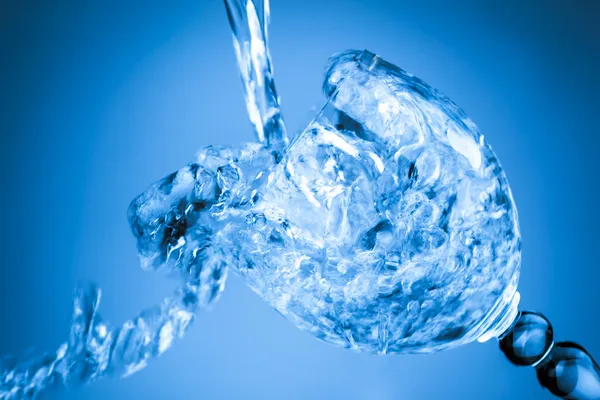 Su sıçramasına bir mavi cam — Stok fotoğraf
