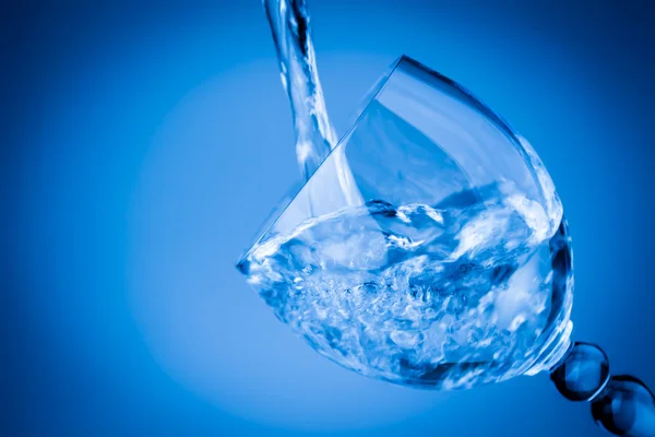 Éclaboussures d'eau dans un verre bleu — Photo