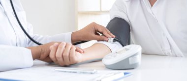 Doktor kan basıncını ölçerek hastayı muayene ederek, sonuçları sunarak ve tedavi yöntemi, sağlık ve tıbbi konsept önererek ölçüyor..