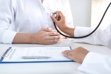 Doktor steteskop kullanarak hastayı muayene, sonuç gösterme ve tedavi yöntemi, sağlık ve tıbbi konsept ile kontrol ediyor..