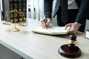 Avukat ya da noter önemli bir dava ve ahşap tokmak ile ilgili belgeler üzerinde çalışıyor. Mahkeme salonundaki pirinç tartı..