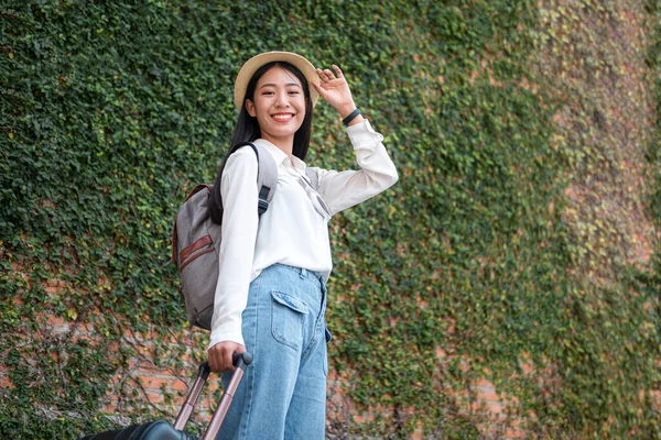 Азійська Жінка Туристка Подорожує Відпустці Капелюхом Тримає Багаж Готуючись Дістатися — стокове фото