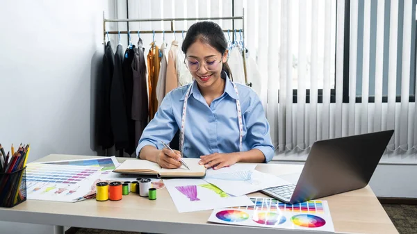 Mujer Asiática Diseñadora Moda Con Gafas Para Dibujar Ropa Trabajar — Foto de Stock