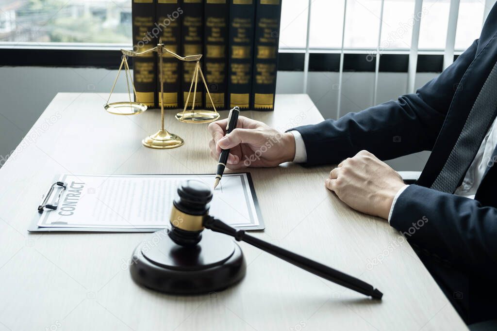 Abogado abogado o notario que trabaja en un documento y el informe del caso importante y mazo de