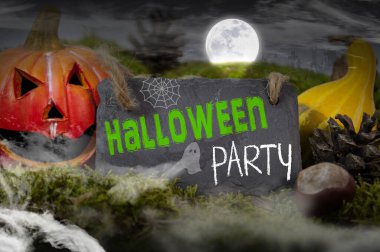 Cadılar Bayramı 'nı kutlayan siyah tahta tahtası ve balkabağı süslemesi ve sis.