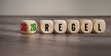 Küpler, zarlar veya Almanca kurallarla blok tahta arka planda 2G ve 3G