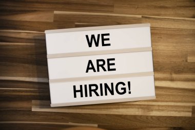 Işık kutusu ya da ışık kutusu. Tahta bir masaya adam alıyoruz.