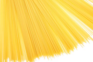 Beyaz bir arka planda pişmemiş İtalyan makarna