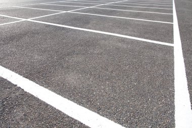 araba park yerinde beyaz işaretleme ile açık
