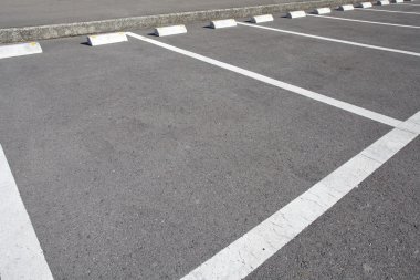 araba park yerinde beyaz işaretleme ile açık