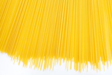 Beyaz bir arka planda pişmemiş İtalyan makarna