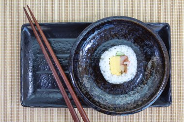 Geleneksel taze Japon suşi roll