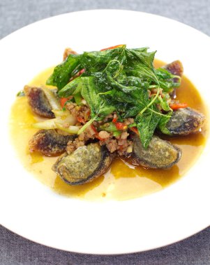 Yumurta ile tavada kızartılmış fesleğen yaprağı