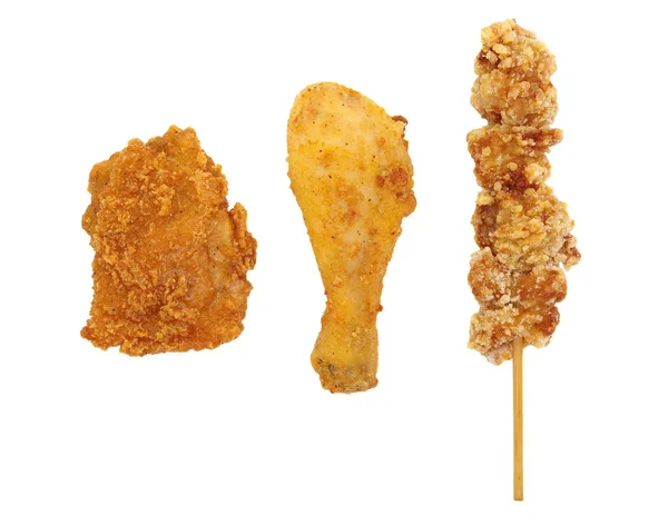 Verschiedene gebratene Hühnchen, gebratene Hühnerbrust, gebratenes Hühnchen Drumstick und gebratenes Huhn auf einem Stock — Stockfoto