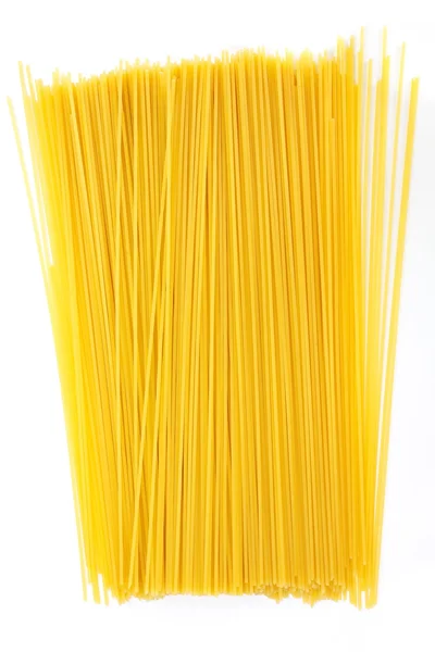 Spaghetti italiani crudi su fondo bianco — Foto Stock