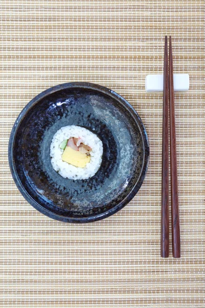 Tradiční čerstvé japonské sushi roll — Stock fotografie