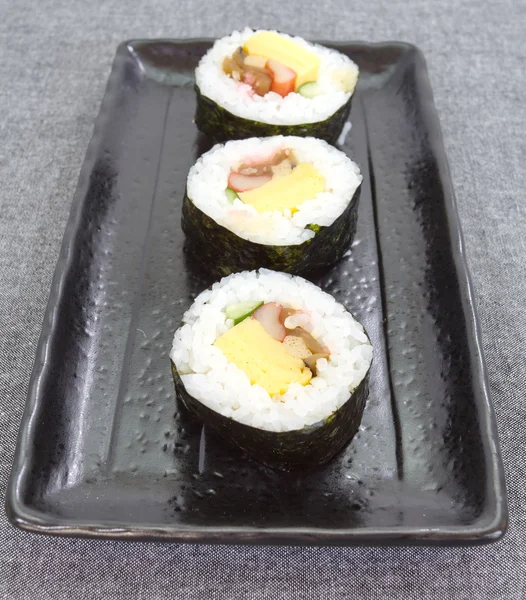 Rouleaux de sushi japonais frais — Photo