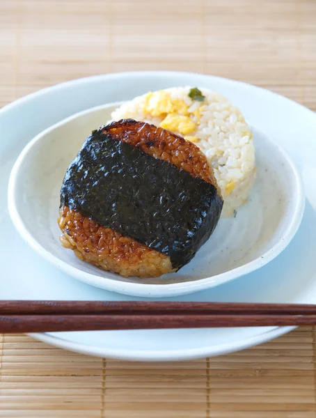 Japon yemekleri onigiri, pirinç topu — Stok fotoğraf