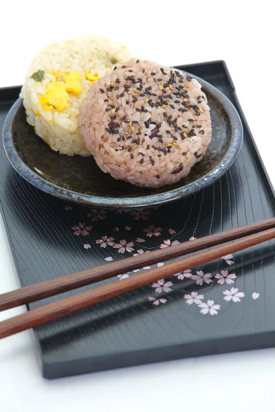 Японські страви онігирі, рису м'ячем — стокове фото