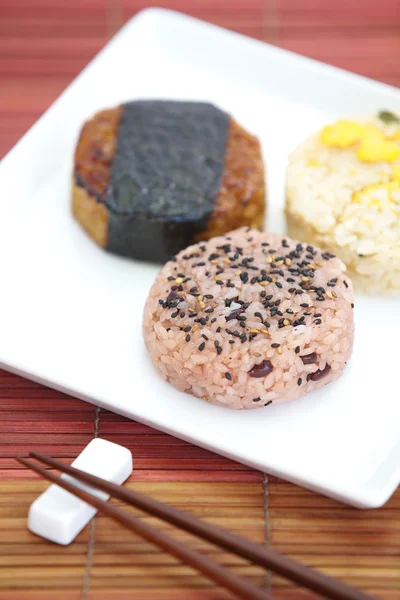 Comida japonesa Onigiri bola de arroz —  Fotos de Stock