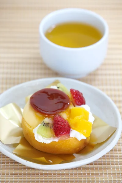 Roll cake and fruits pudding — Stock Photo, Image